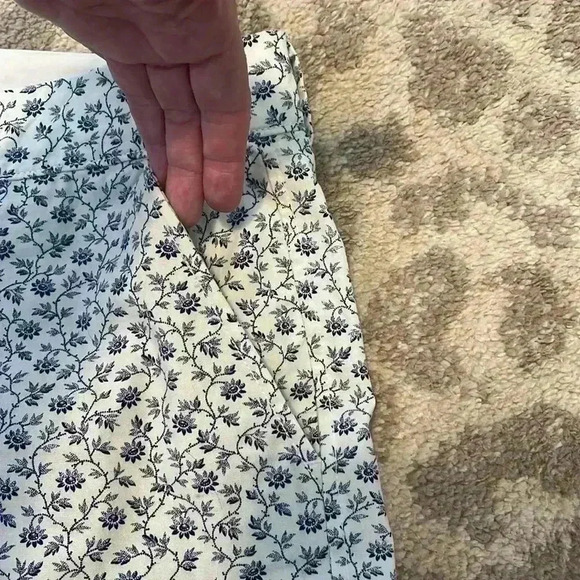 Old Navy White and Navy Floral Print Cotton Short Size 12 - Picture 3 of 5